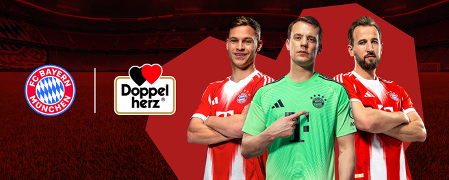 Imagem do FC Bayern de Munique, destacando três jogadores em uniforme do time: um goleiro com camisa verde e dois jogadores de linha com camisas vermelhas. Ao lado, logo do Bayern Munich e da marca Doppelt Herz. Fundo do estádio visível.