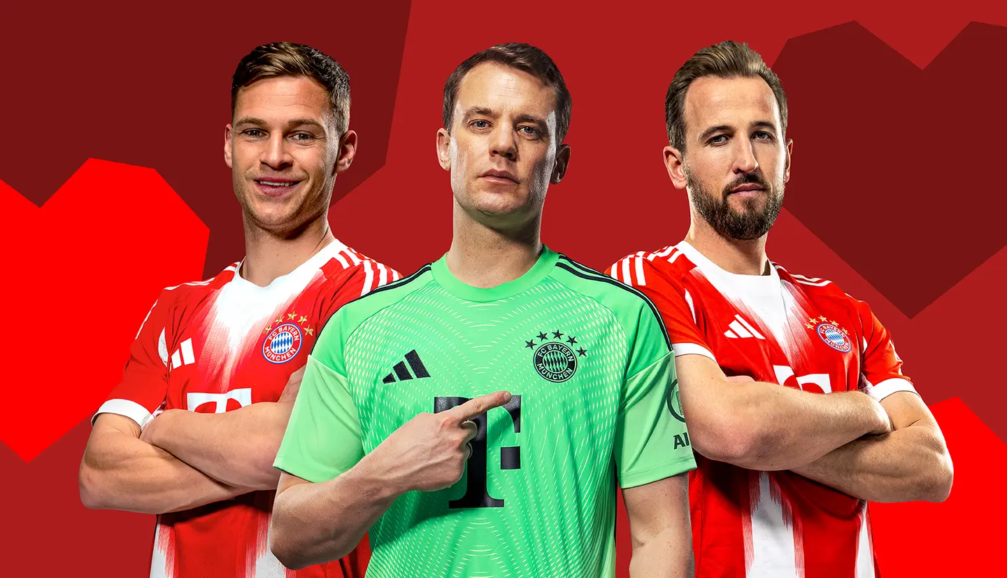 Três jogadores do Bayern de Munique estão posando juntos. O goleiro usa um uniforme verde e aponta para o emblema do time, enquanto os outros dois jogadores, em camisetas vermelhas, cruzam os braços. O fundo é vermelho, criando um contraste com os uniformes.